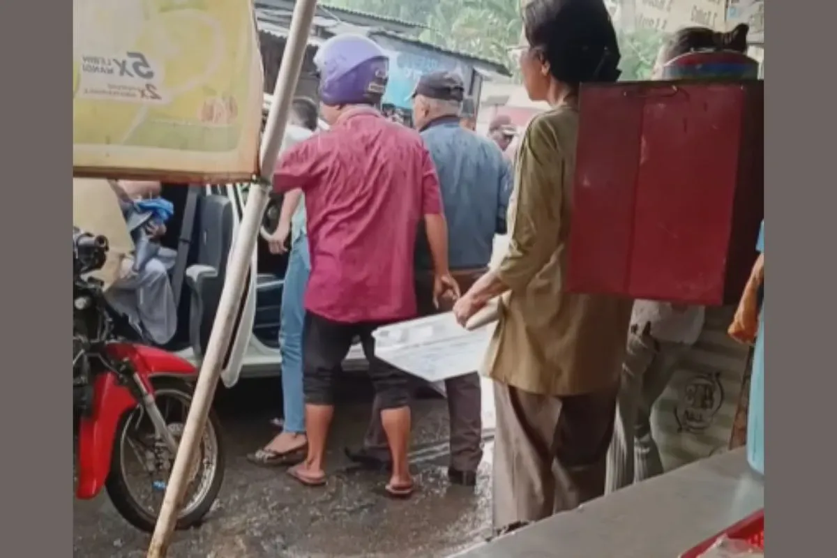 Keluarga dengan bayi dipaksa keluar dari taksi online oleh opang di stasiun tigaraksa Tangerang (Sumber: Instagram/@volunteer.netizen)