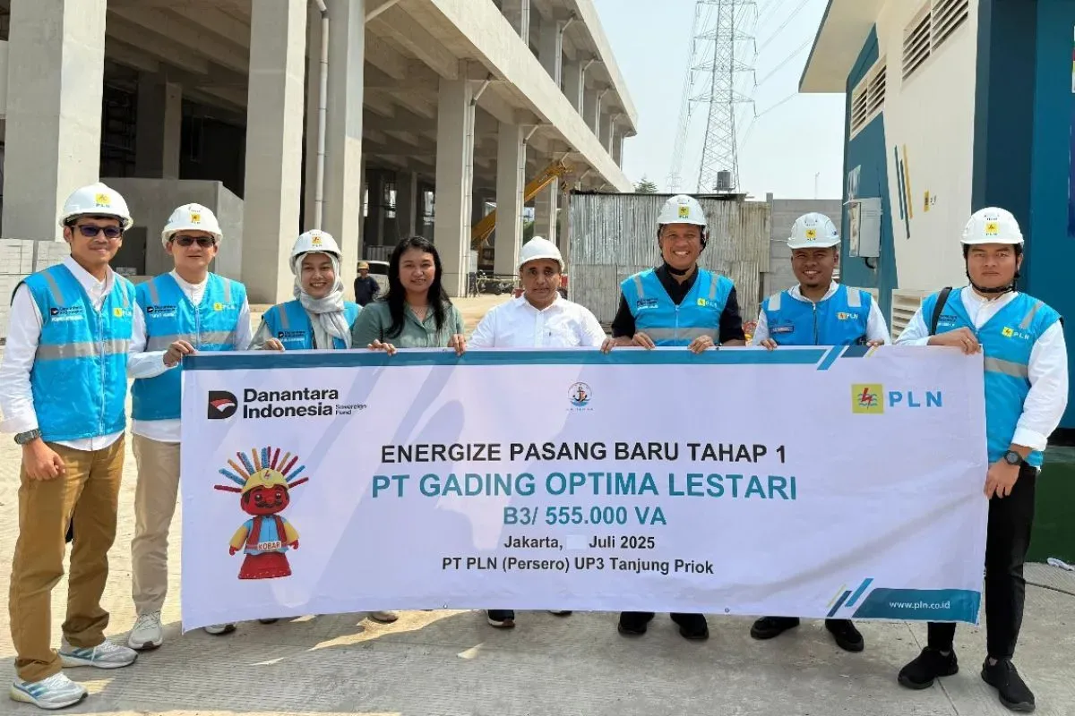 Jajaran PLN UP3 Tanjung Priok bersama perwakilan PT Gading Optima Lestari berfoto bersama usai prosesi penyalaan listrik tahap pertama sebesar 555 kVA. (Sumber: Dok. PLN UID Jakarta Raya)