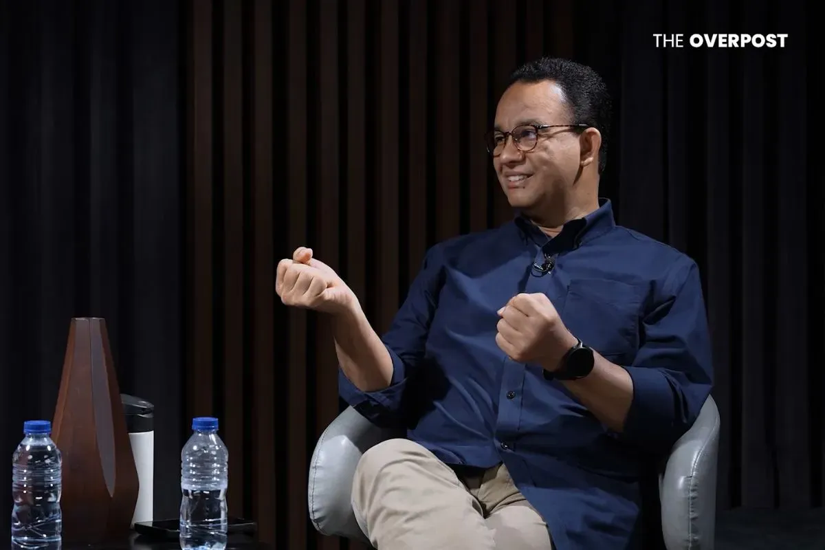 Anies Baswedan berbicara tentang hasil putusan Tom Lembong di siniar The Overpost. (Sumber: Tangkapan Layar YouTube The Overpost)