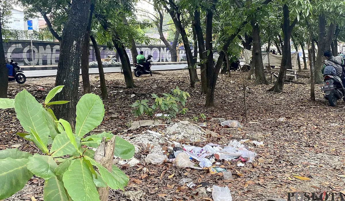 Area di seberang Stasiun Poris, Kecamatan Cipondoh, Kota Tangerang, kumuh karena sampah yang dibiarkan berserakan pada Minggu, 27 Juli 2025. (Sumber: POSKOTA | Foto: Primayanti)