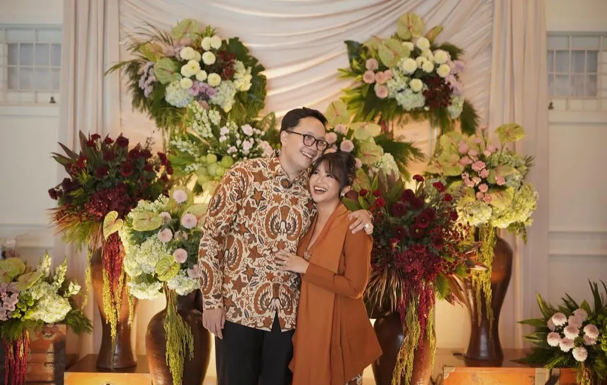 Putri semata wayang Ikke Nurjanah dari pernikahan dengan Aldi Bragi, yakni Siti Adira Kania resmi menikah dengan pria bernama Adrian. (Sumber: Instagram/@adirakania)