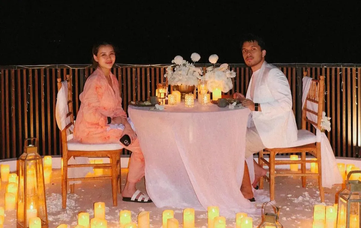 Pasangan selebriti Thariq Halilintar dan Aaliyah Massaid saat merayakan hari jadi pernikahan di Bali. (Sumber: Instagram/@thariqhalilintar)