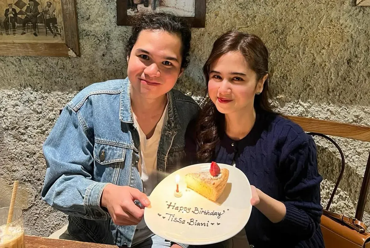 Momen ulang tahun artis Tissa Biani yang ke-23 bersama dengan sang kekasih, Dul Jaelani. (Sumber: Instagram/@tissabiani)