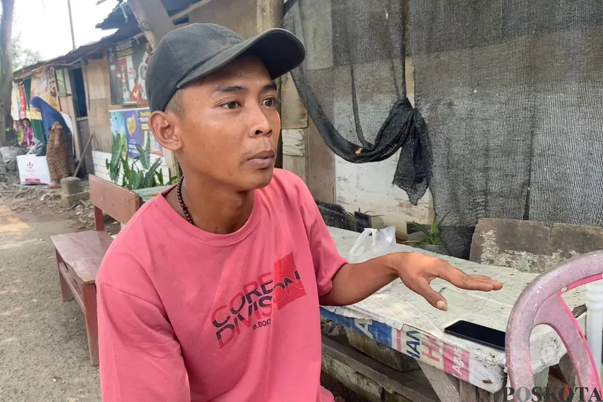 Joni, 40 tahun, menjelaskan penemuan mayat dalam drum di aliran Sungai Cisadane, Kampung Babakan RT 07/03, Kelurahan Babakan, Kecamatan Tangerang, Kota Tangerang, Senin, 28 Juli 2025. (Sumber: Poskota/Primayanti Juli Kumala Manalu)