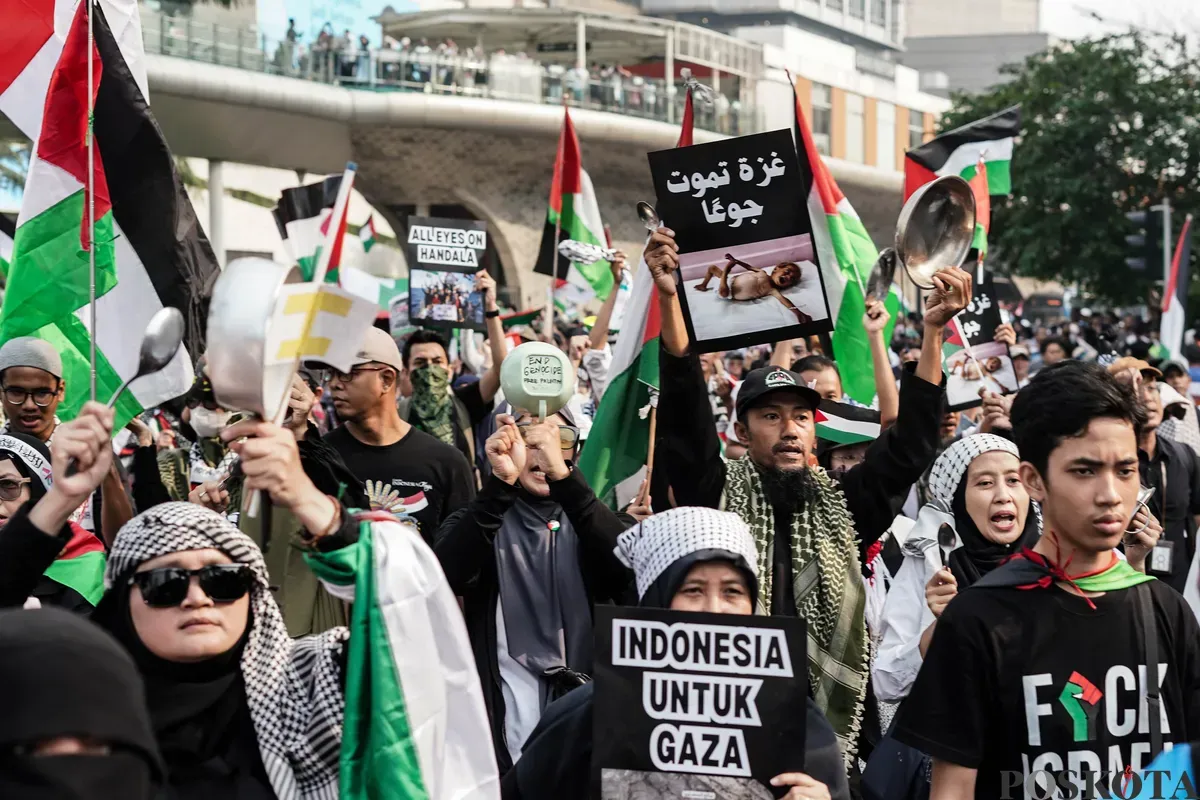 Warga yang tergabung dalam Aliansi Rakyat Indonesia Bela Palestina menggelar aksi long march di area car free day (CFD), atau hari bebas kendaraan bermotor (HBKB), Bundaran HI, Jakarta, Minggu, 27 Juli 2025. (Sumber: Poskota/Bilal Nugraha Ginanjar)