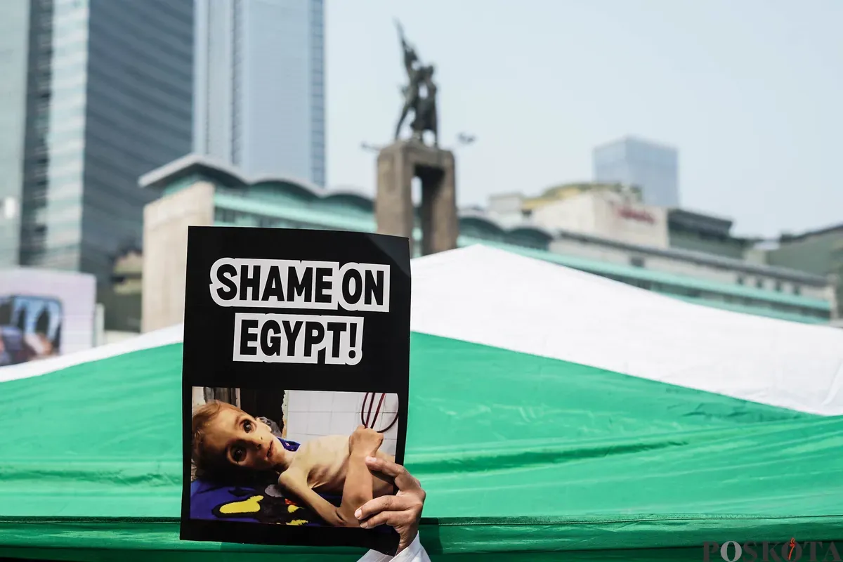 Warga yang tergabung dalam Aliansi Rakyat Indonesia Bela Palestina menggelar aksi long march di area car free day (CFD), atau hari bebas kendaraan bermotor (HBKB), Bundaran HI, Jakarta, Minggu, 27 Juli 2025. (Sumber: Poskota/Bilal Nugraha Ginanjar)