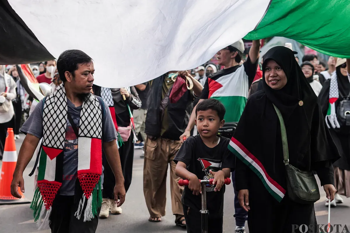 Warga yang tergabung dalam Aliansi Rakyat Indonesia Bela Palestina menggelar aksi long march di area car free day (CFD), atau hari bebas kendaraan bermotor (HBKB), Bundaran HI, Jakarta, Minggu, 27 Juli 2025. (Sumber: Poskota/Bilal Nugraha Ginanjar)