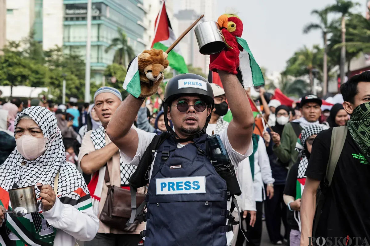 Warga yang tergabung dalam Aliansi Rakyat Indonesia Bela Palestina menggelar aksi long march di area car free day (CFD), atau hari bebas kendaraan bermotor (HBKB), Bundaran HI, Jakarta, Minggu, 27 Juli 2025. (Sumber: Poskota/Bilal Nugraha Ginanjar)