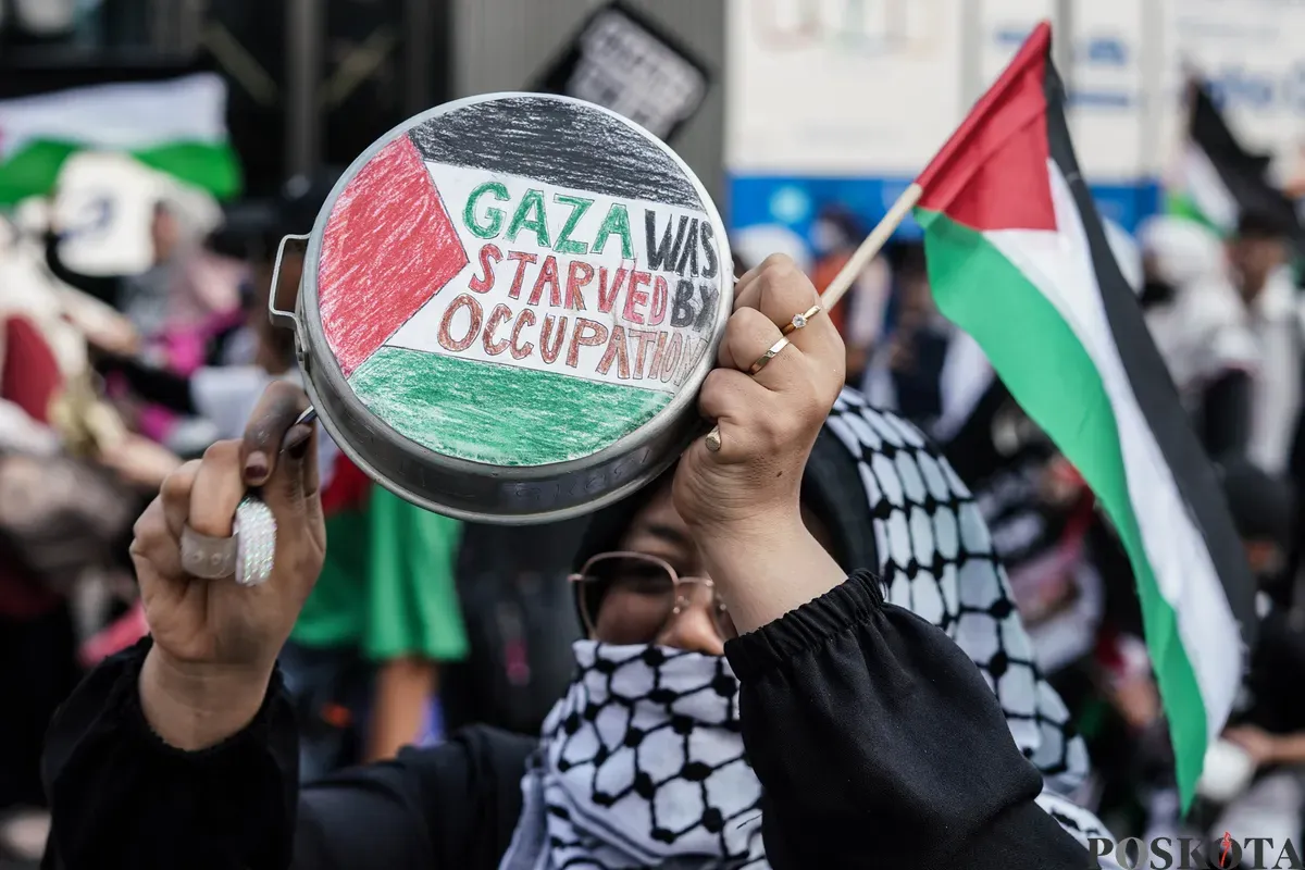Warga yang tergabung dalam Aliansi Rakyat Indonesia Bela Palestina menggelar aksi long march di area car free day (CFD), atau hari bebas kendaraan bermotor (HBKB), Bundaran HI, Jakarta, Minggu, 27 Juli 2025. (Sumber: Poskota/Bilal Nugraha Ginanjar)
