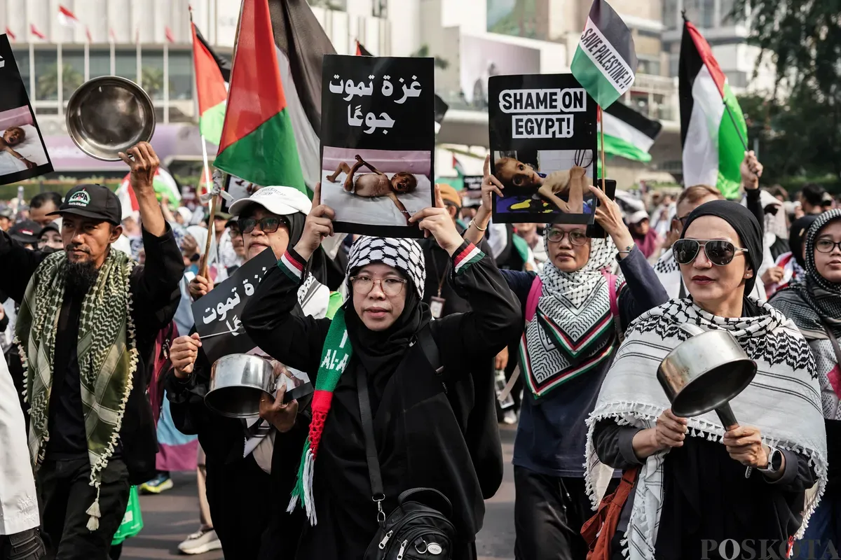 Warga yang tergabung dalam Aliansi Rakyat Indonesia Bela Palestina menggelar aksi long march di area car free day (CFD), atau hari bebas kendaraan bermotor (HBKB), Bundaran HI, Jakarta, Minggu, 27 Juli 2025. (Sumber: Poskota/Bilal Nugraha Ginanjar)