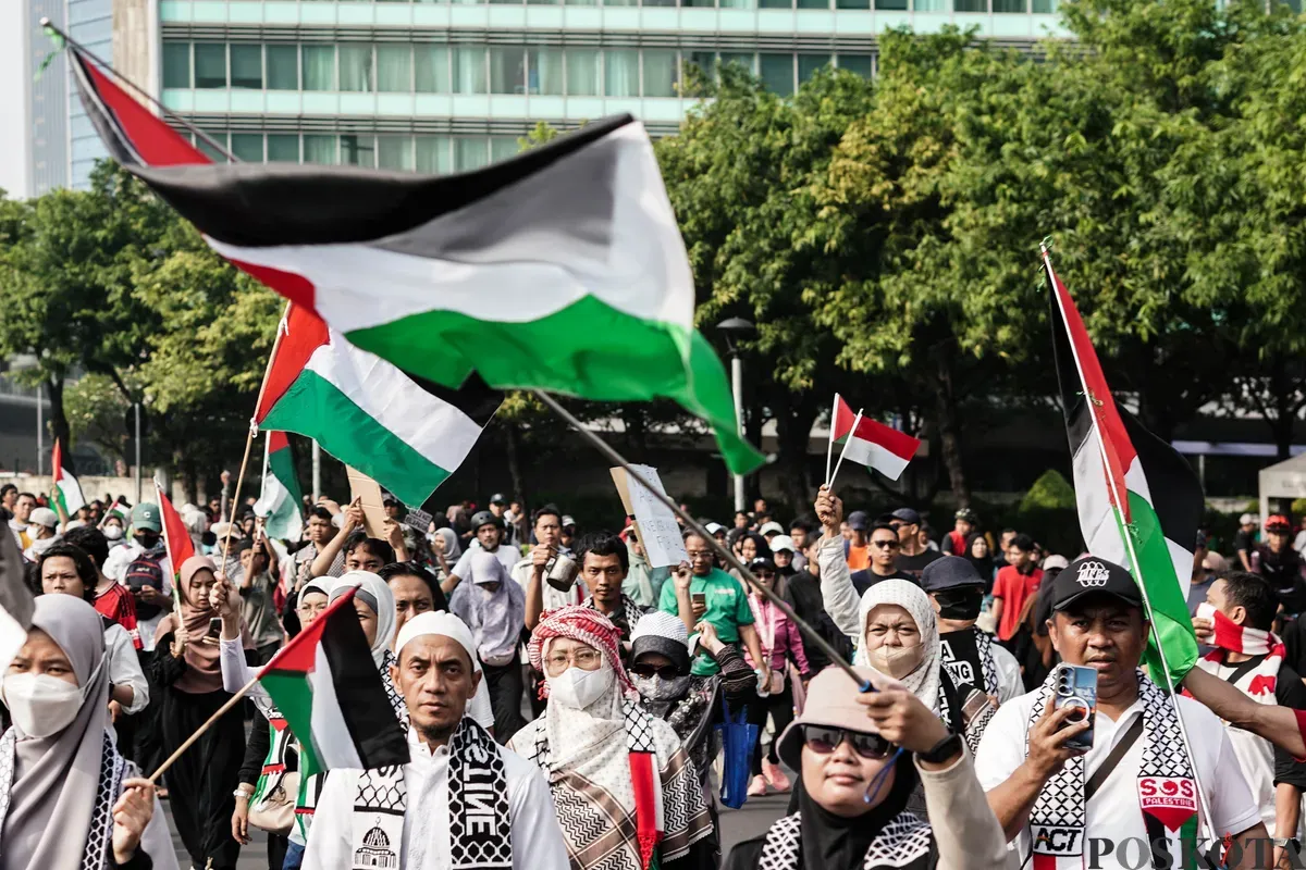 Warga yang tergabung dalam Aliansi Rakyat Indonesia Bela Palestina menggelar aksi long march di area car free day (CFD), atau hari bebas kendaraan bermotor (HBKB), Bundaran HI, Jakarta, Minggu, 27 Juli 2025. (Sumber: Poskota/Bilal Nugraha Ginanjar)