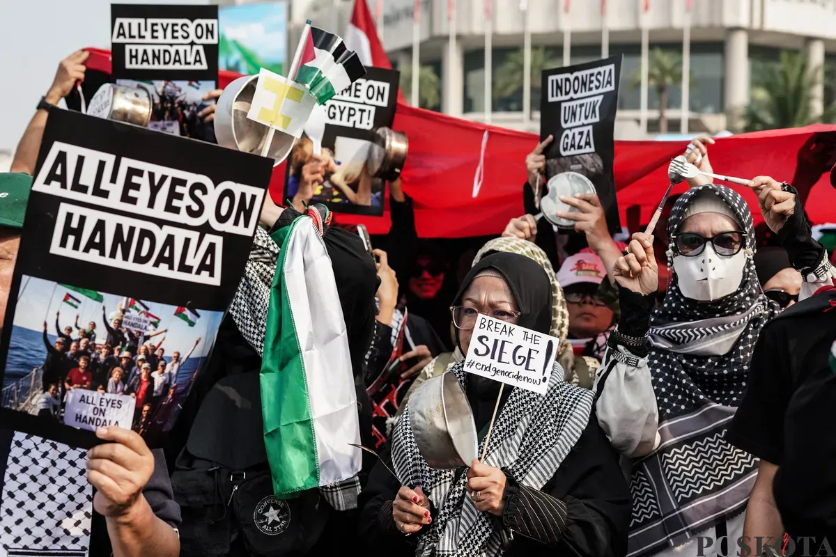 Warga yang tergabung dalam Aliansi Rakyat Indonesia Bela Palestina menggelar aksi long march di area car free day (CFD), atau hari bebas kendaraan bermotor (HBKB), Bundaran HI, Jakarta, Minggu, 27 Juli 2025. (Sumber: Poskota/Bilal Nugraha Ginanjar)