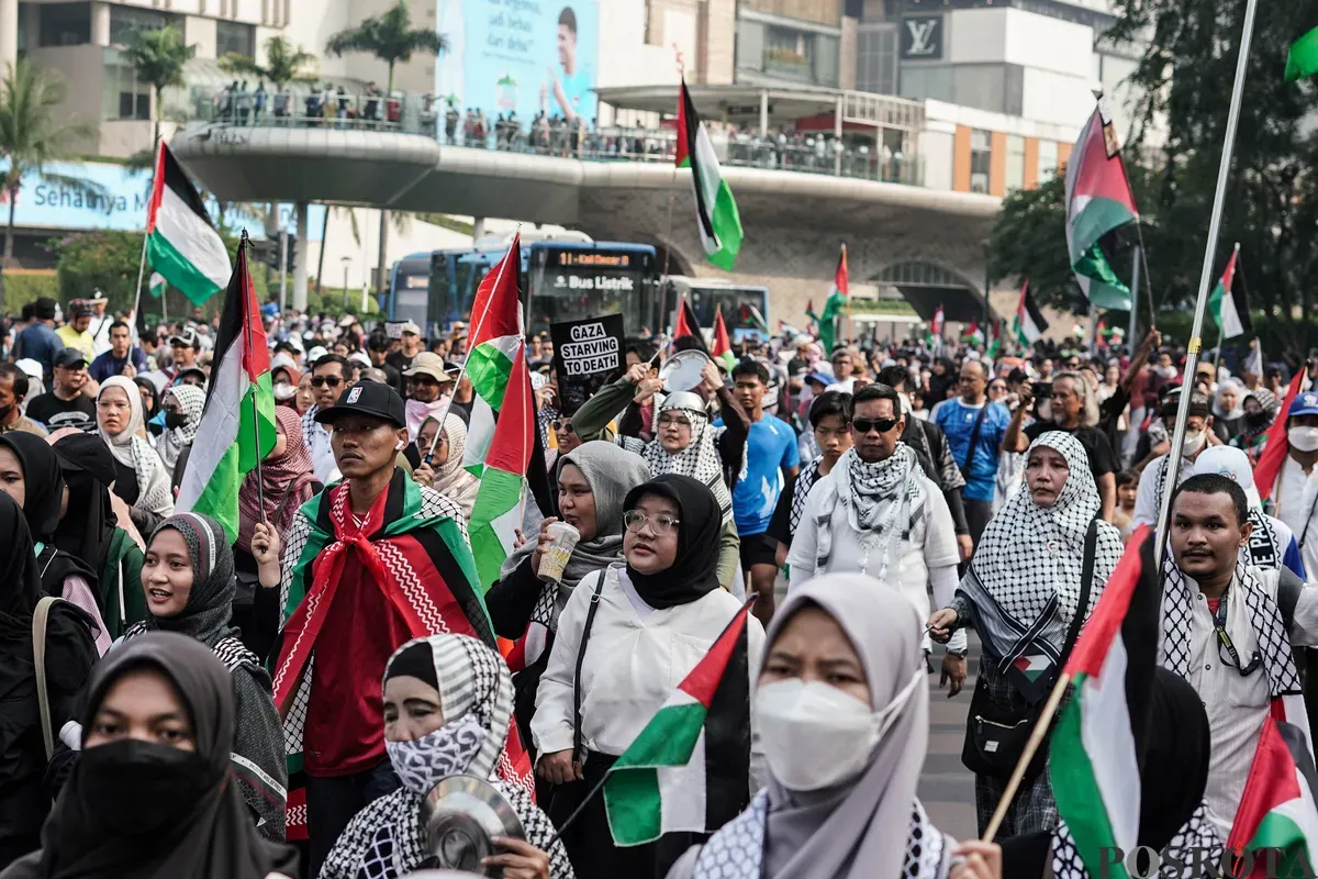Warga yang tergabung dalam Aliansi Rakyat Indonesia Bela Palestina menggelar aksi long march di area car free day (CFD), atau hari bebas kendaraan bermotor (HBKB), Bundaran HI, Jakarta, Minggu, 27 Juli 2025. (Sumber: Poskota/Bilal Nugraha Ginanjar)