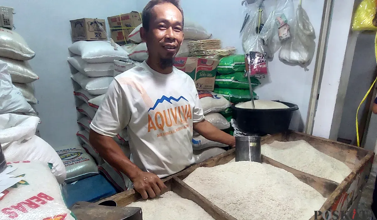 Isam, salah seorang pedagang beras di Pasar Gembrong, Sukasari, Senin, 28 Juli 2025. Sekar Putri Andini (Sumber: POSKOTA | Foto: Sekar Putri Andini)