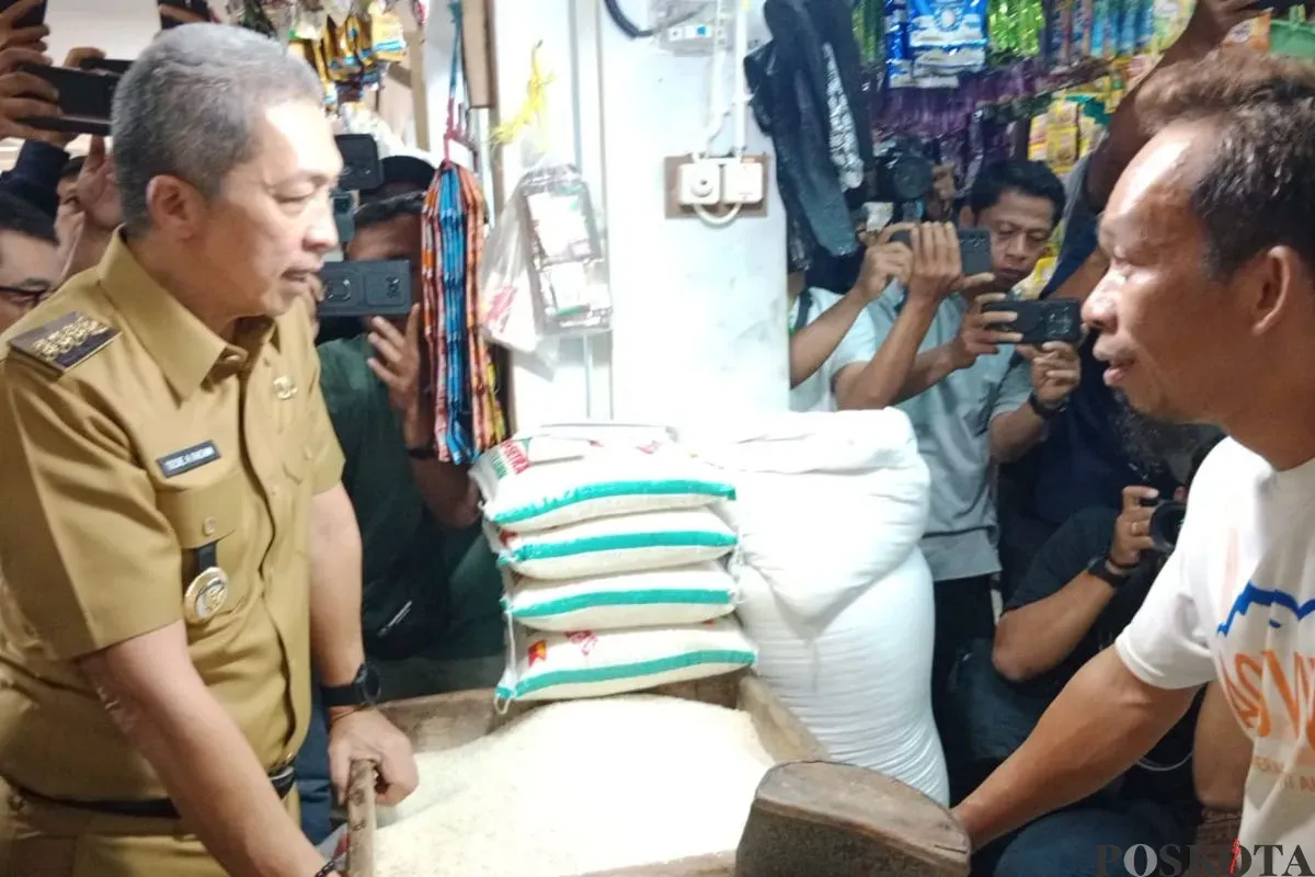 Wali Kota Bogor, Dedie A. Rachim melakukan sidak ke Pasar Gembrong Sukasari, Senin, 28 Juli 2025. (Sumber: Poskota/Sekar Putri Andini)