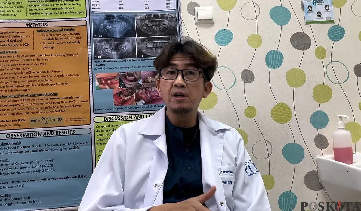 Dokter spesialis bedah mulut RSU Tangsel, Dhanni Gustiana, saat ditemui di ruangannya pada Senin, 28 Juli 2025. (Sumber: POSKOTA | Foto: Primayanti)
