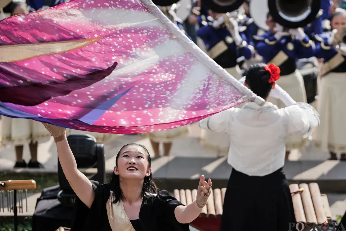 Penampilan marching band SMP Santa Ursula Jakarta pada Festival Ruang Seni Siswa di Anjungan Sarinah, Jakarta, Jum'at 25 Juli 2025. (Sumber: Poskota/Bilal Nugraha Ginanjar)