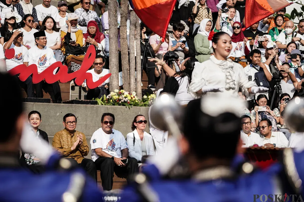 Gubernur DKI Jakarta Pramono Anung menyaksikan penampilan marching band SMP Santa Ursula Jakarta pada Festival Ruang Seni Siswa di Anjungan Sarinah, Jakarta, Jum'at 25 Juli 2025. (Sumber: Poskota/Bilal Nugraha Ginanjar)
