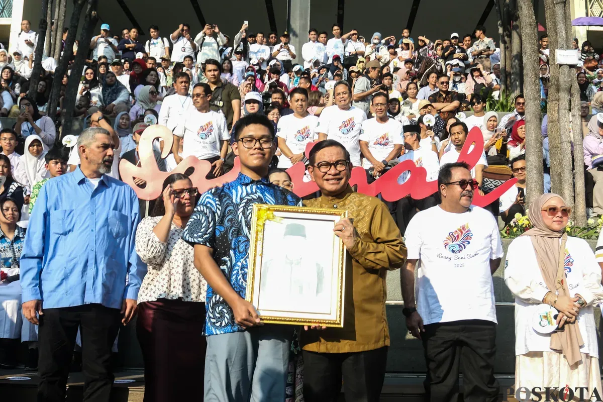 Gubernur DKI Jakarta Pramono Anung memberikan piagam pada Festival Ruang Seni Siswa di Anjungan Sarinah, Jakarta, Jum'at 25 Juli 2025. (Sumber: Poskota/Bilal Nugraha Ginanjar)