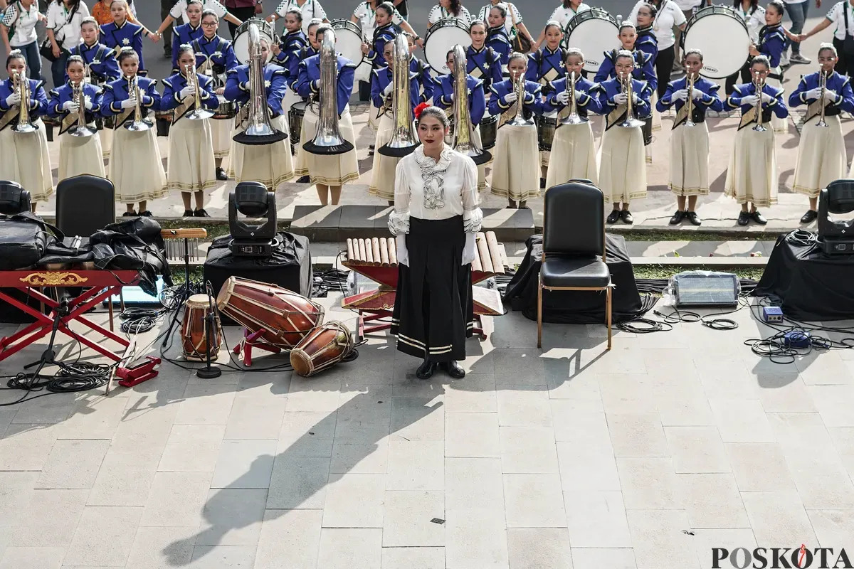 Penampilan marching band SMP Santa Ursula Jakarta pada Festival Ruang Seni Siswa di Anjungan Sarinah, Jakarta, Jum'at 25 Juli 2025. (Sumber: Poskota/Bilal Nugraha Ginanjar)