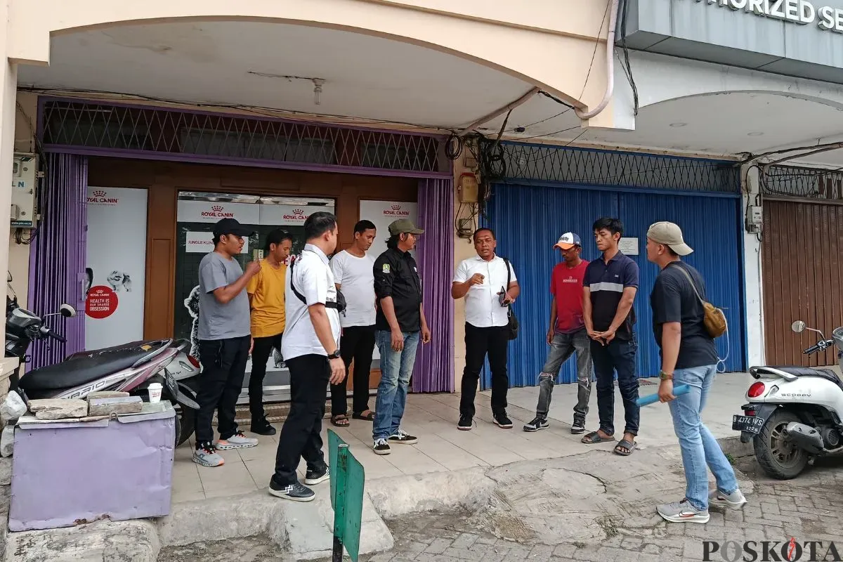 Dua jukir di kawasan Ruko Mega Kalimalang, Bekasi Selatan, Kota Bekasi, diciduk polisi, Senin, 28 Juli 2025. (Sumber: Poskota/Nurpini Aulia Rapika)