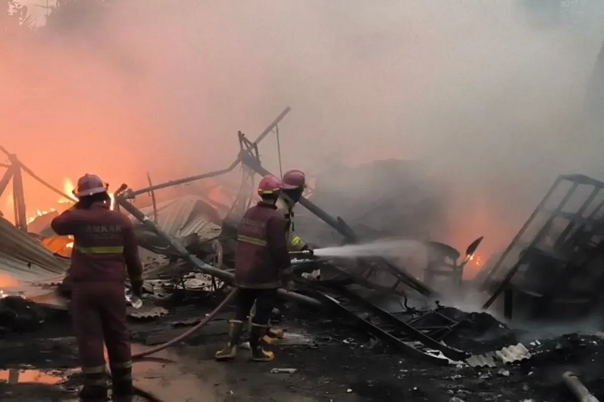 Lapak barang bekas dan hunian semi permanen di Jalan SD Impres, Kampung Pondok Karya, RT 02/RW 027, Kecamatan Pondok Aren, Kota Tangsel, terbakar, Senin, 28 Juli 2025. (Sumber: Dok. Damkar Tangsel)