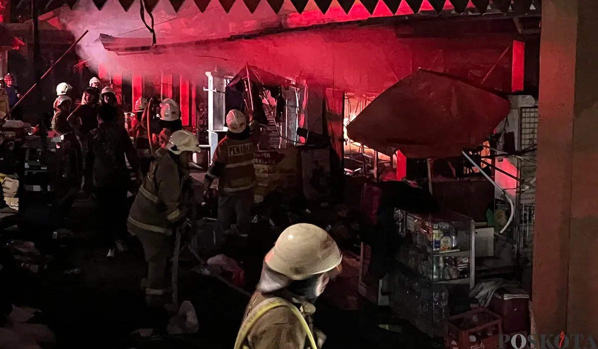 Petugas damkar melakukan upaya pendinginan di salah satu blok di lokasi kebakaran Pasar Taman Puring, Senin, 28 Juli 2025. (Sumber: POSKOTA | Foto: Pandi Ramedhan)