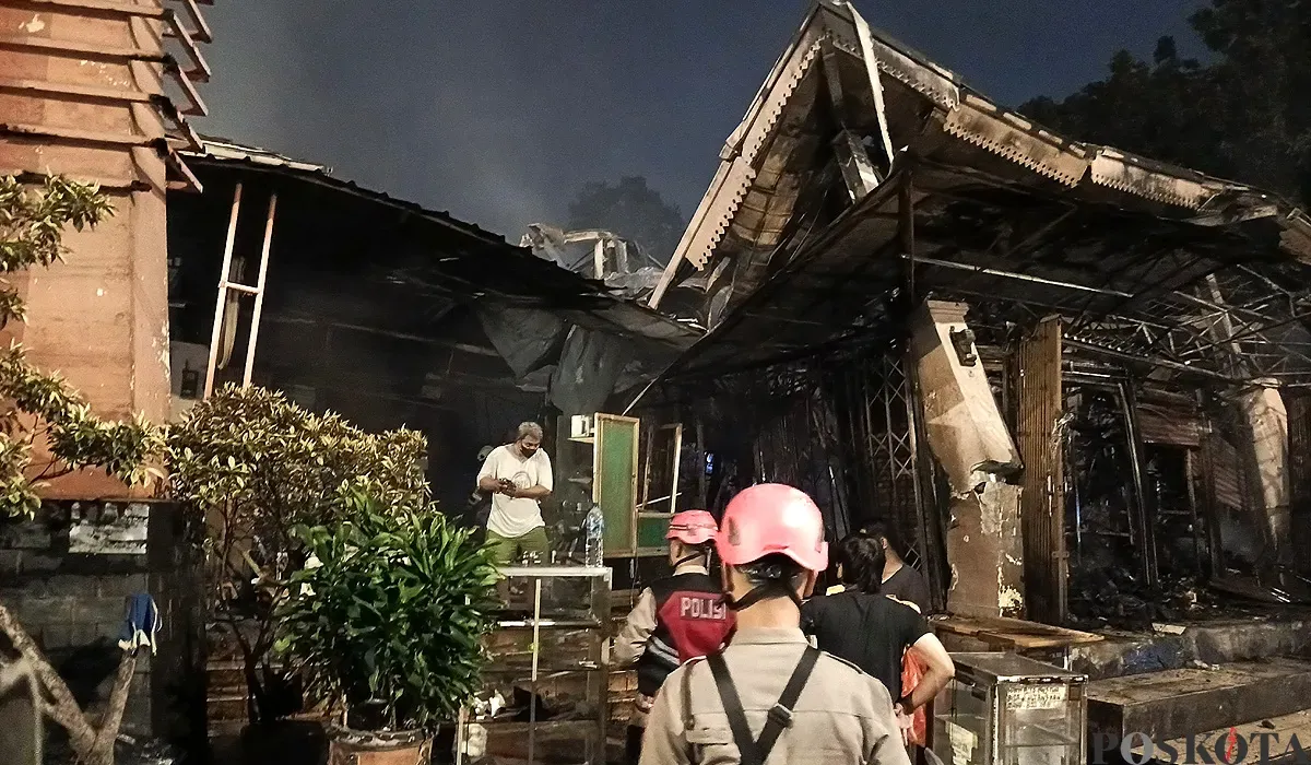 Kebakaran Pasar Taman Puring, Kebayoran Baru, Jakarta Selatan, sudah berhasil dipadamkan, pada Senin malam, 28 Juli 2025, sekira pukul 21.00 WIB. (Sumber: POSKOTA | Foto: Ali Mansur)