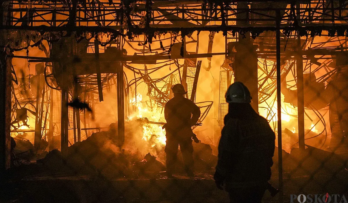 Petugas damkar melakukan pemadaman di lokasi kebakaran Pasar Taman Puring, Kebayoran Baru, Jakarta Selatan, Senin malam, 28 Juli 2025. (Sumber: POSKOTA | Foto: Bilal Nugraha Ginanjar)