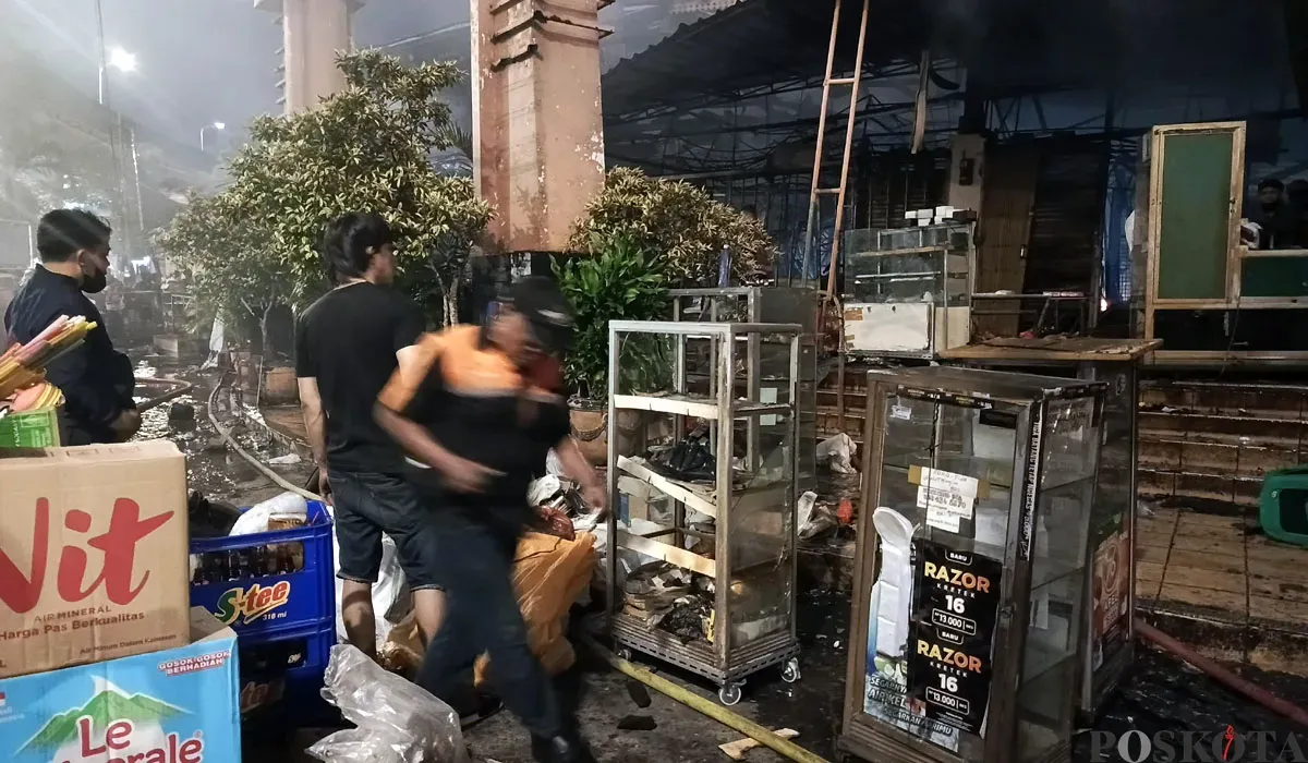 Sejumlah pedagang hanya bisa menyelamatkan sedikit aset mereka saat kebakaran hebat terjadi di Pasar Taman Puring, Jakarta, pada Senin, 28 Juli 2025. (Sumber: POSKOTA | Foto: Ali Mansur)
