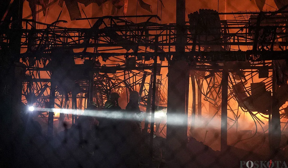 Petugas damkar melakukan pemadaman saat kebakaran hebat melanda Pasar Taman Puring, Kebayoran Baru, Jakarta Selatan pada Senin, 28 Juli 2025. (Sumber: POSKOTA | Foto: Bilal Nugraha Ginanjar)