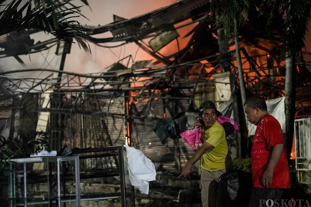 Sejumlah petugas pemadam kebakaran memadamkan api yang membakar lapak pedagang di Pasar Taman Puring, Kebayoran Baru, Jakarta Selatan, Senin, 28 Juli 2025. (Sumber: Poskota/Bilal Nugraha Ginanjar)