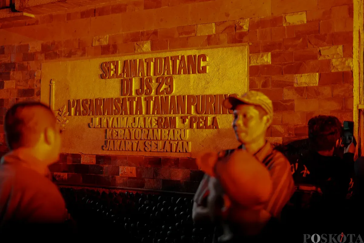 Sejumlah petugas pemadam kebakaran memadamkan api yang membakar lapak pedagang di Pasar Taman Puring, Kebayoran Baru, Jakarta Selatan, Senin, 28 Juli 2025. (Sumber: Poskota/Bilal Nugraha Ginanjar)