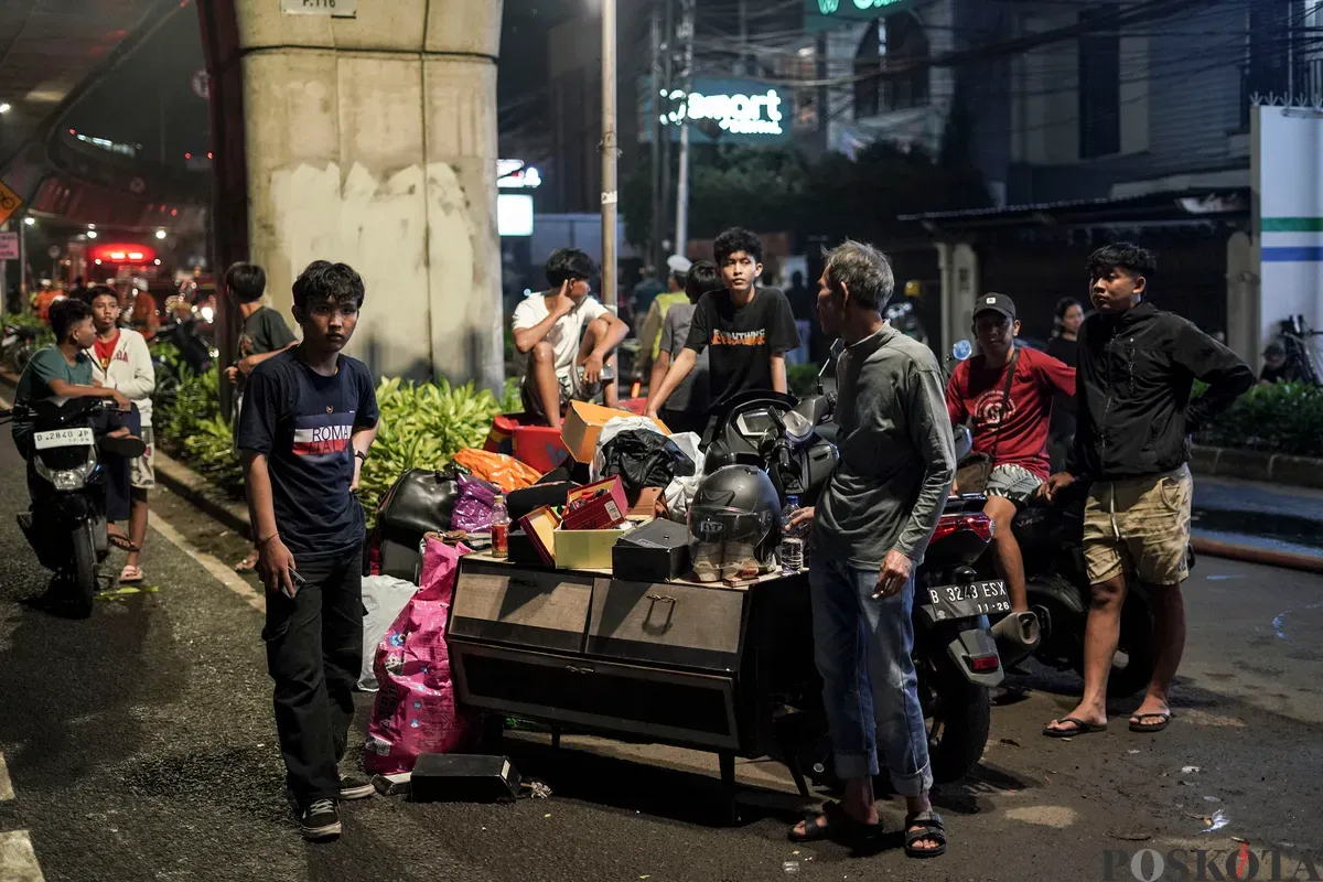 Sejumlah petugas pemadam kebakaran memadamkan api yang membakar lapak pedagang di Pasar Taman Puring, Kebayoran Baru, Jakarta Selatan, Senin, 28 Juli 2025. (Sumber: Poskota/Bilal Nugraha Ginanjar)