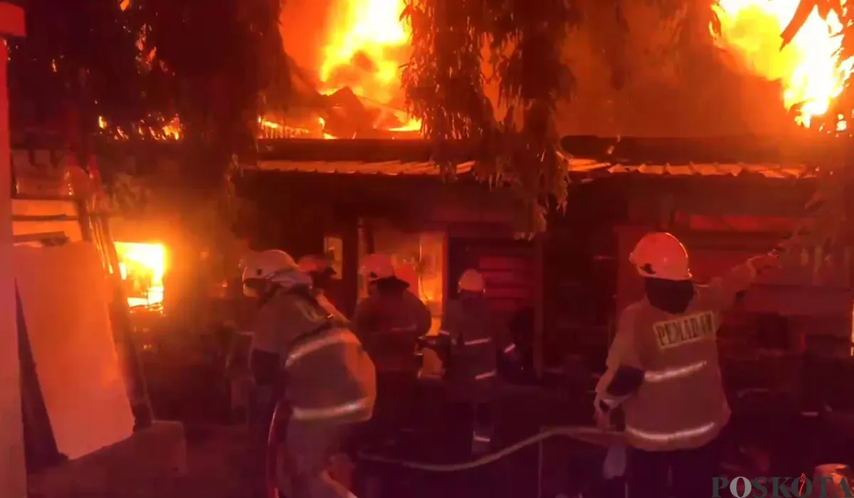 Petugas Damkar berupaya memadamkan api yang membakar sejumlah bangunan di Pasar Taman Puring di Kebayoran Baru, Jakarta Selatan, pada Senin petang, 28 Juli 2025, sekitar pukul 18.00 WIB. (Sumber: POSKOTA | Foto: Ali Mansur)