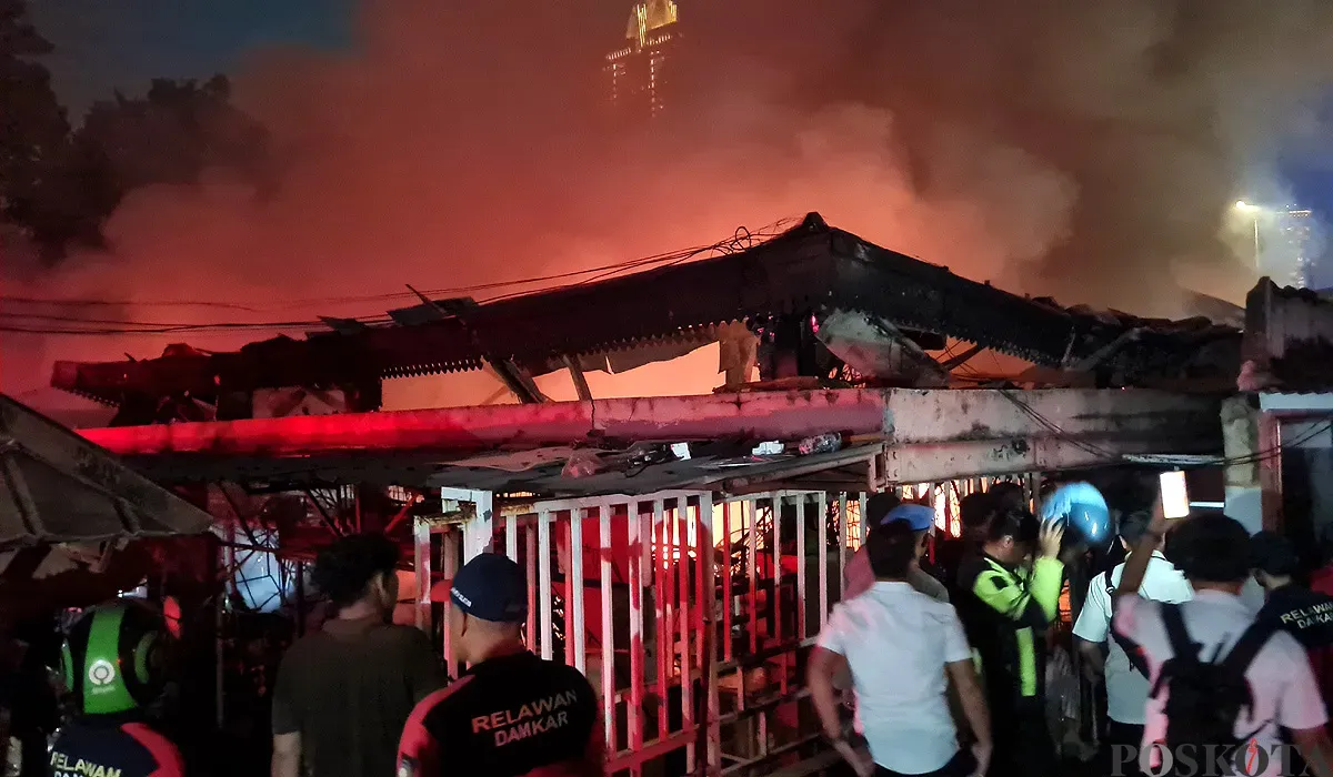 Kebakaran melahap ratusan kios di Pasar Taman Puring, Kebayoran Baru, Jakarta Selatan, pada Senin malam, 28 Juli 2025. (Sumber: POSKOTA | Foto: Pandi Ramedhan)