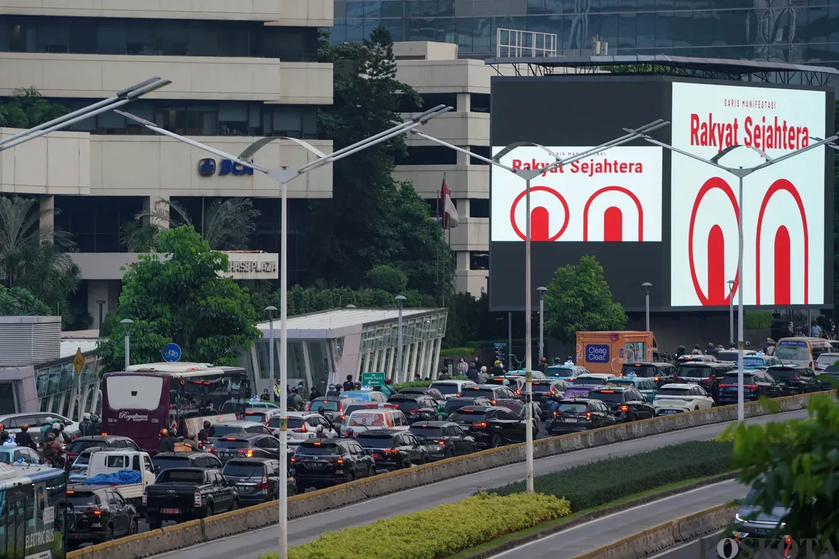 Sejumlah kendaraan melintas di dekat Videotron yang menampilkan logo HUT RI ke-80 di kawasan Jalan Sudirman, Jakarta, Kamis, 24 Juli 2025. (Sumber: Poskota/Bilal Nugraha Ginanjar)