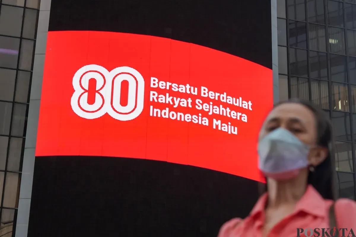 Sejumlah kendaraan melintas di dekat Videotron yang menampilkan logo HUT RI ke-80 di kawasan Jalan Sudirman, Jakarta, Kamis, 24 Juli 2025. (Sumber: Poskota/Bilal Nugraha Ginanjar)