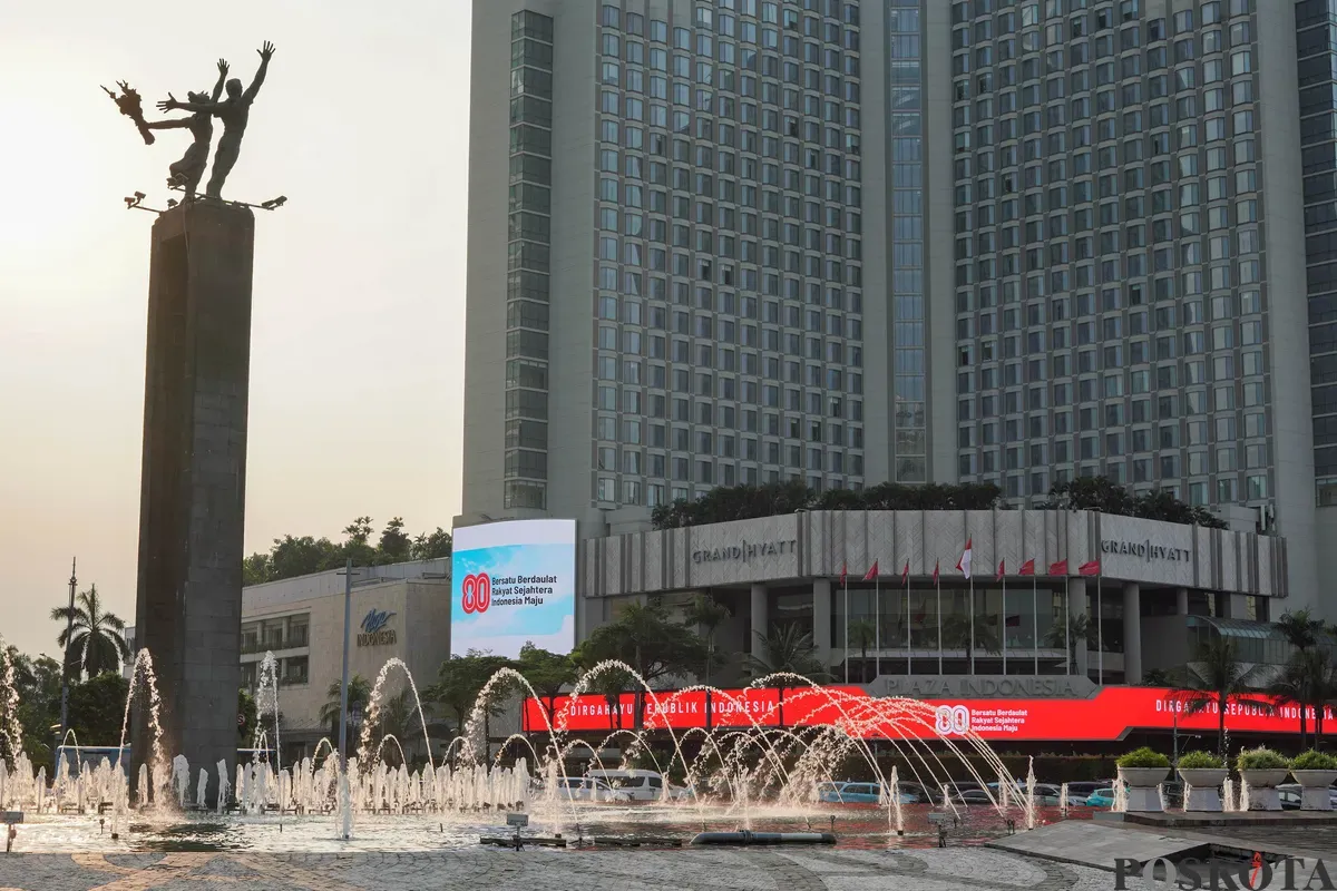 Sejumlah kendaraan melintas di dekat Videotron yang menampilkan logo HUT RI ke-80 di kawasan Jalan Sudirman, Jakarta, Kamis, 24 Juli 2025. (Sumber: Poskota/Bilal Nugraha Ginanjar)