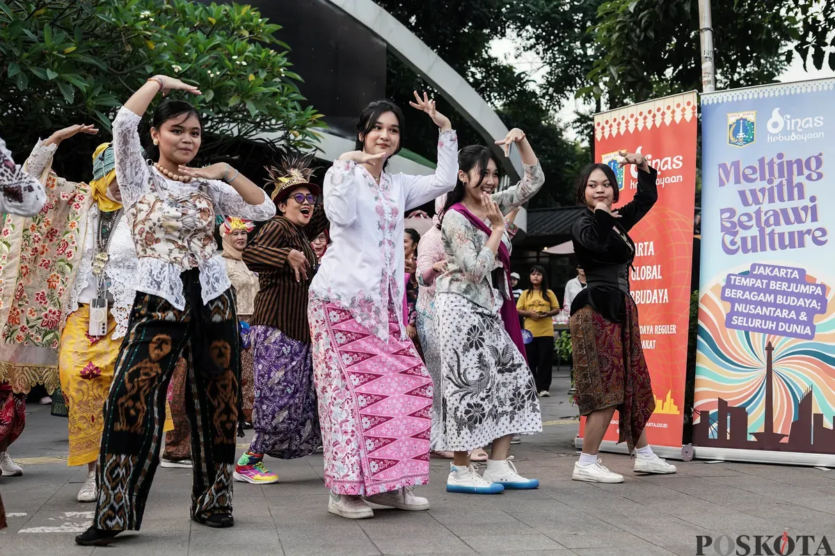 Sejumlah warga memakai kebaya melakukan flash mob saat acara Berlenggok Berkebaya di Taman Budaya Dukuh Atas, Jakarta, Minggu, 27 Juli 2025. (Sumber: Poskota/Bilal Nugraha Ginanjar)