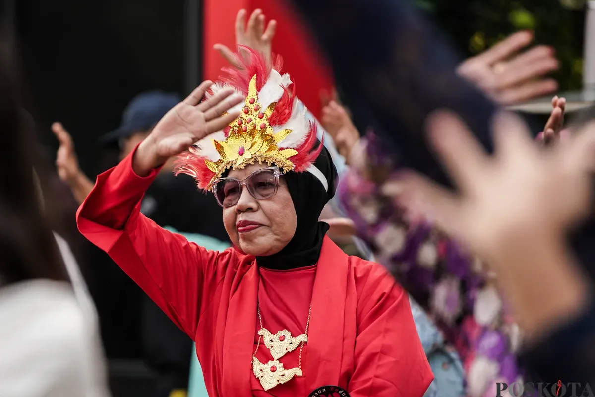 Sejumlah warga memakai kebaya melakukan flash mob saat acara Berlenggok Berkebaya di Taman Budaya Dukuh Atas, Jakarta, Minggu, 27 Juli 2025. (Sumber: Poskota/Bilal Nugraha Ginanjar)