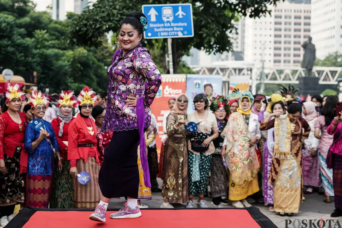 Sejumlah warga memakai kebaya melakukan flash mob saat acara Berlenggok Berkebaya di Taman Budaya Dukuh Atas, Jakarta, Minggu, 27 Juli 2025. (Sumber: Poskota/Bilal Nugraha Ginanjar)