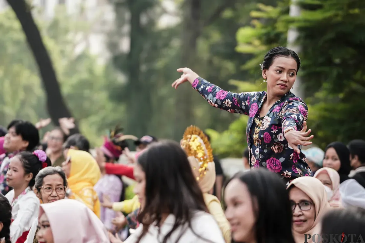 Sejumlah warga memakai kebaya melakukan flash mob saat acara Berlenggok Berkebaya di Taman Budaya Dukuh Atas, Jakarta, Minggu, 27 Juli 2025. (Sumber: Poskota/Bilal Nugraha Ginanjar)
