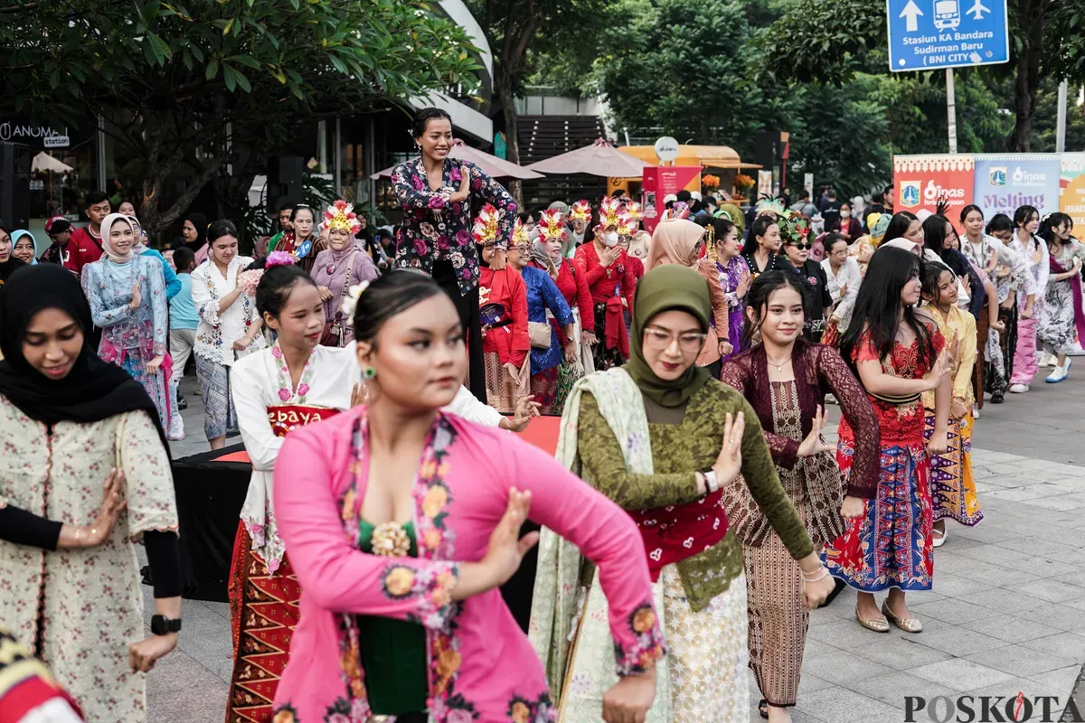 Sejumlah warga memakai kebaya melakukan flash mob saat acara Berlenggok Berkebaya di Taman Budaya Dukuh Atas, Jakarta, Minggu, 27 Juli 2025. (Sumber: Poskota/Bilal Nugraha Ginanjar)