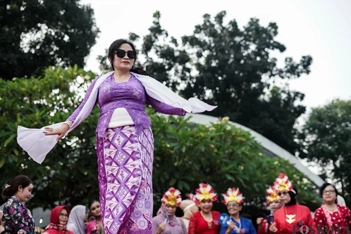 Sejumlah warga memakai kebaya melakukan flash mob saat acara Berlenggok Berkebaya di Taman Budaya Dukuh Atas, Jakarta, Minggu, 27 Juli 2025. (Sumber: Poskota/Bilal Nugraha Ginanjar)