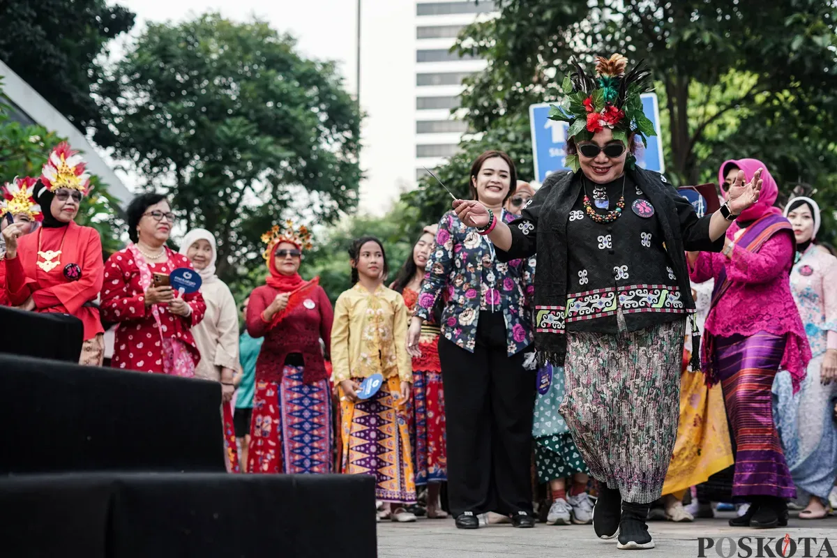 Sejumlah warga memakai kebaya melakukan flash mob saat acara Berlenggok Berkebaya di Taman Budaya Dukuh Atas, Jakarta, Minggu, 27 Juli 2025. (Sumber: Poskota/Bilal Nugraha Ginanjar)