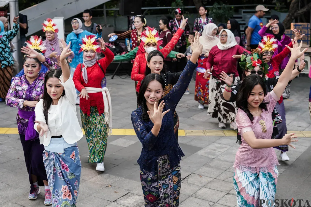 Sejumlah warga memakai kebaya melakukan flash mob saat acara Berlenggok Berkebaya di Taman Budaya Dukuh Atas, Jakarta, Minggu, 27 Juli 2025. (Sumber: Poskota/Bilal Nugraha Ginanjar)