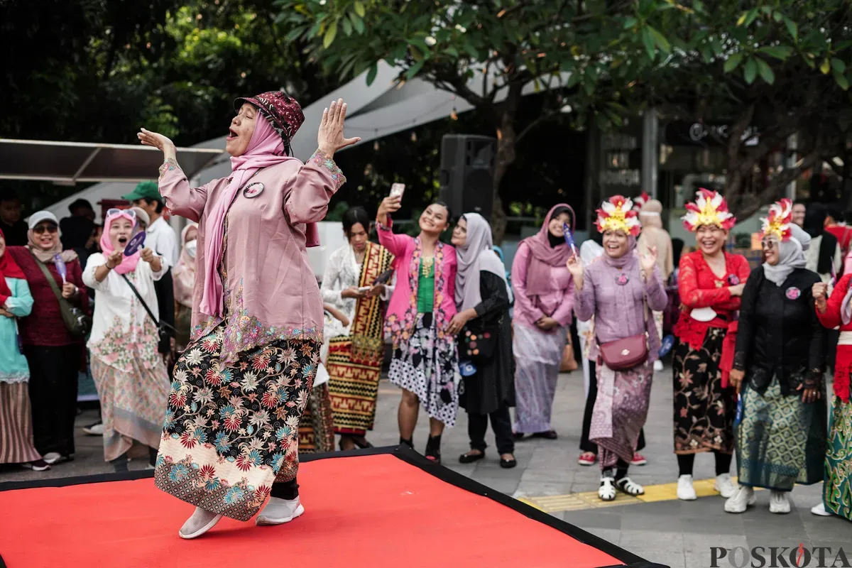 Sejumlah warga memakai kebaya melakukan flash mob saat acara Berlenggok Berkebaya di Taman Budaya Dukuh Atas, Jakarta, Minggu, 27 Juli 2025. (Sumber: Poskota/Bilal Nugraha Ginanjar)
