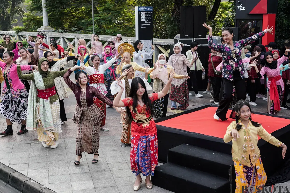 Sejumlah warga memakai kebaya melakukan flash mob saat acara Berlenggok Berkebaya di Taman Budaya Dukuh Atas, Jakarta, Minggu, 27 Juli 2025. (Sumber: Poskota/Bilal Nugraha Ginanjar)