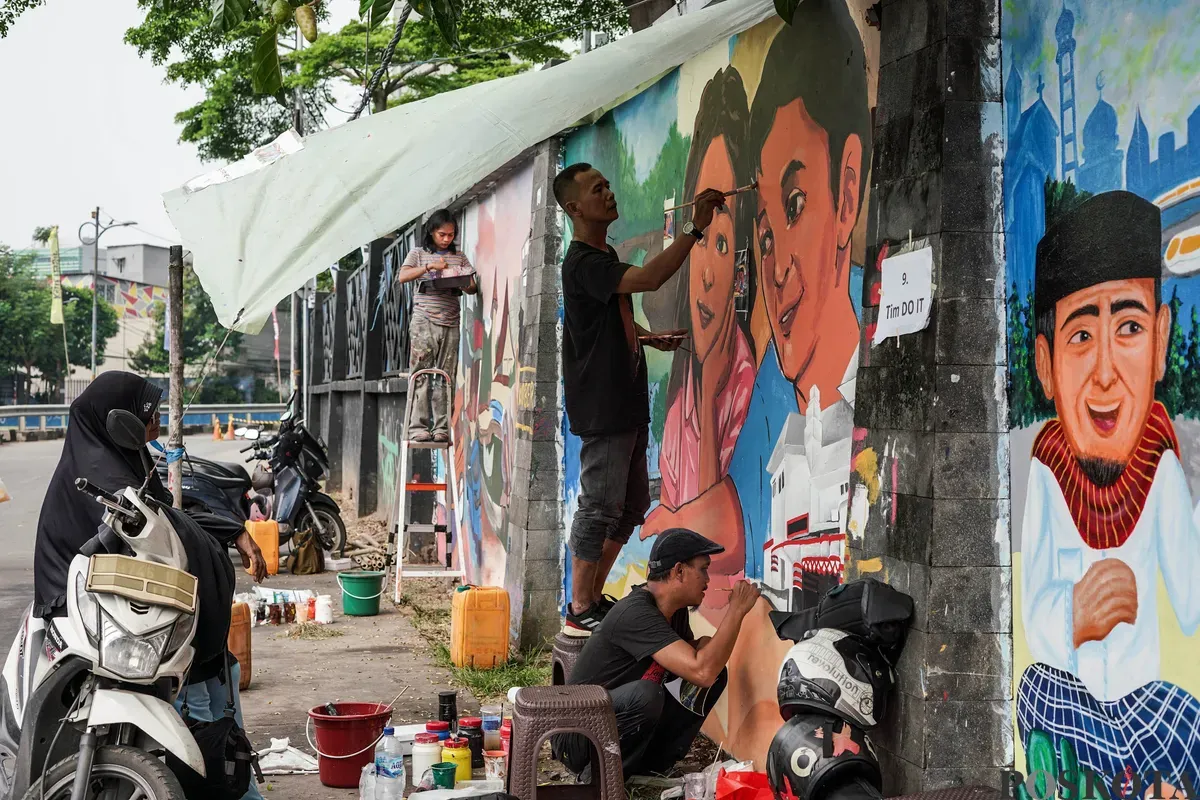 Pelukis mural atau muralis menyelesaikan karyanya di kawasan Kalipasir, Cikini, Jakarta, Kamis, 24 Juli 2025. (Sumber: Poskota/Bilal Nugraha Ginanjar)